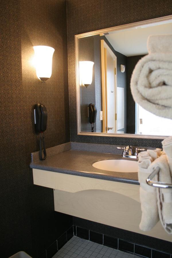King Room Mobility or Hearing Access Bathtub Grab Bars Non-Smoking,1331053946:JPEG